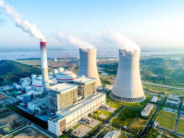 centrale électrique moderne produisant de la chaleur - nuclear power station photos et images de collection