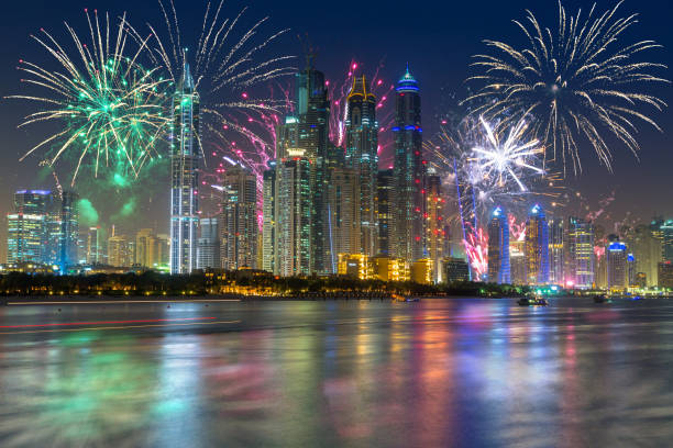 spettacolo pirotecnico di capodanno a dubai - firework display pyrotechnics cityscape high up foto e immagini stock
