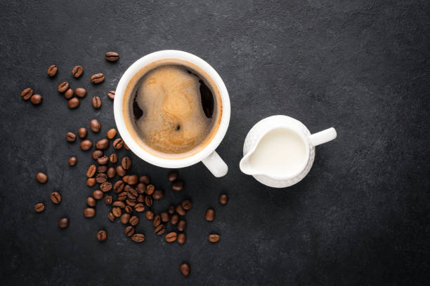 tazza di caffè nero e crema di caffè in una brocca - fresh coffee foto e immagini stock