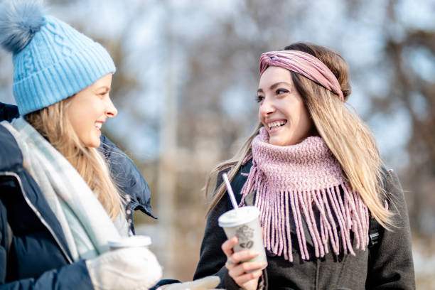 due donne invernali che bevono caffè - cold discussion outdoors snow foto e immagini stock