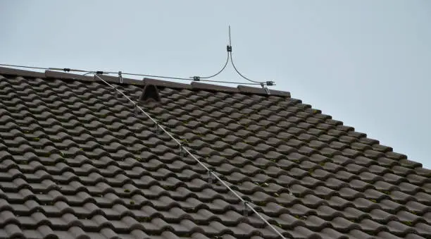 Photo of an earth wire must be installed on each gray roof, which copies the outline of the building and protects the truss from being struck by lightning