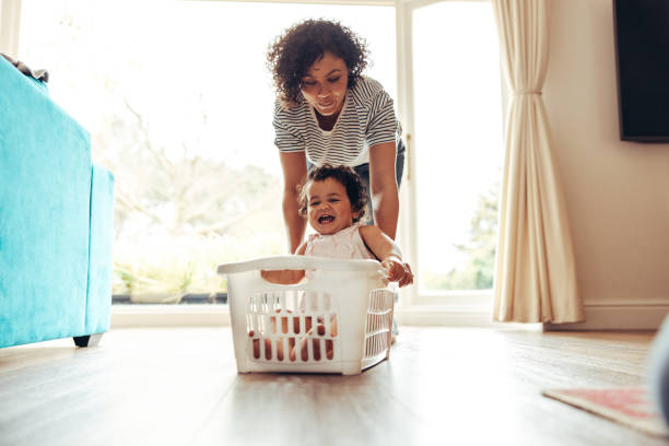 bebé disfrutando de paseo en cesta de lavandería - laundry basket fotografías e imágenes de stock