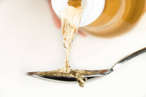 verser le vinaigre de vin de riz sur une cuillère - vinegar photos et images de collection