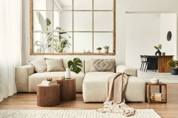 modernes interieur des offenen raumes mit design modulare sofa, möbel, holz couchtische, kariert, kissen, tropische pflanzen und elegante persönliche accessoires in stilvollem wohnkultur. neutrales wohnzimmer. - coffee table living room indoors comfortable stock-fotos und bilder