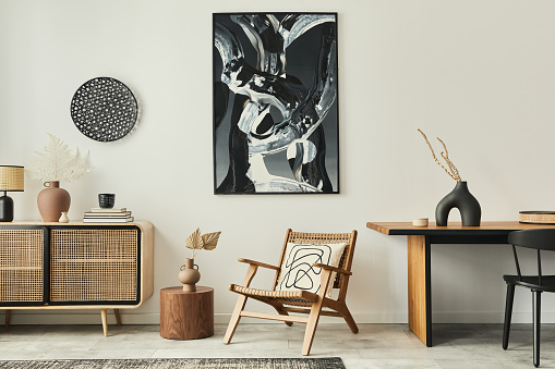 Elegante sala de estar escandinava interior de apartamento moderno con comodidad de madera, mesa de diseño, sillas, alfombra, pinturas abstractas en la pared y accesorios personales en una decoración única del hogar. Plantilla. photo