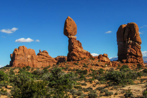 roche d’équilibrage - usa arches national park balanced rock colorado plateau photos et images de collection