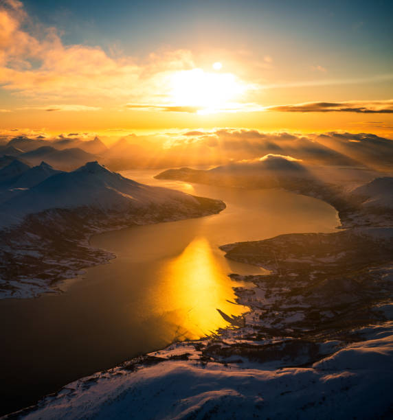 luftaufnahme der berglandschaft in der wintersaison, norwegen, europa - winter sunrise mountain snow stock-fotos und bilder