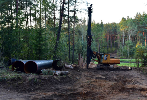 숲 지역에서 유압 해머를 진동. 강관의 충격 운전을 위한 유압 구동 프리 폴해머 - mining drill geotechnical borehole 뉴스 사진 이미지