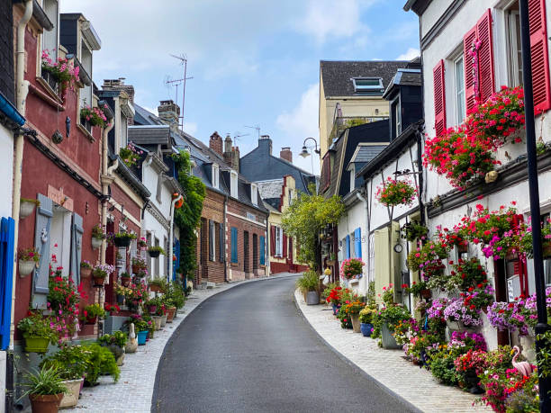 saint-valery-sur-somme, frança, 15 de agosto de 2020 - bela rua tradicional saint-valery-sur-somme. - picardy - fotografias e filmes do acervo