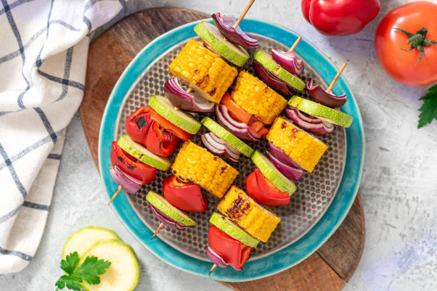 szaszłyki warzywne z kukurydzy, cukinii, papryki, cebuli i pomidorów - grilled corn vegetable corn on the cob zdjęcia i obrazy z banku zdjęć