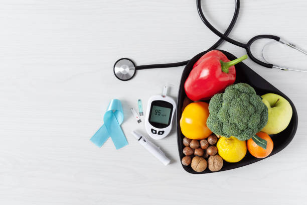 légumes frais et fruit avec la vue supérieure de glucometer sur le fond en bois blanc. - healthy eating diabetes dieting healthcare and medicine photos et images de collection