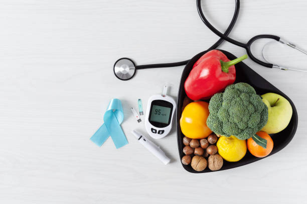 свежие овощи и фрукты с видом сверху глюкометра на белом деревянном фоне. - diabetes food стоковые фото и изображения