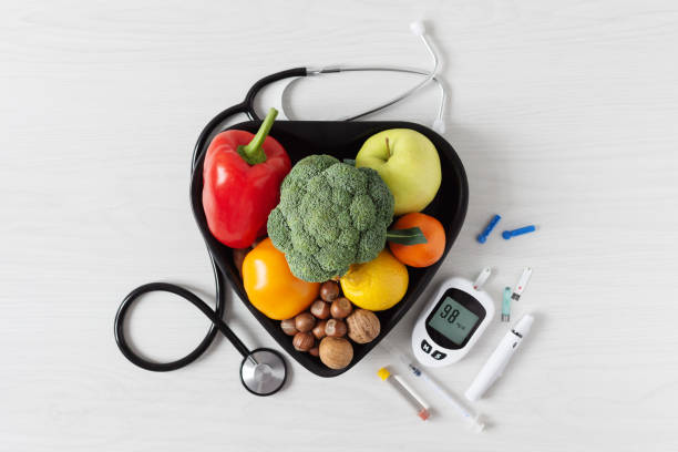 légumes frais et fruit avec la vue supérieure de glucometer sur le fond en bois blanc. - healthy eating diabetes dieting healthcare and medicine photos et images de collection