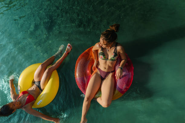 наслаждаясь нашими летними каникулами - inner tube swimming lake water стоковые фото и изображения