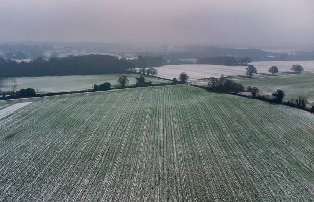 imagen de un dron de una zona rural del campo con una ligera cubierta de nieve en suffolk, reino unido - suffolk winter england fog fotografías e imágenes de stock