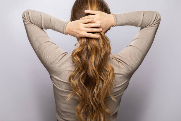 mujer joven mostrando su hermoso cabello después de teñir y peinar - ombré fotos fotografías e imágenes de stock