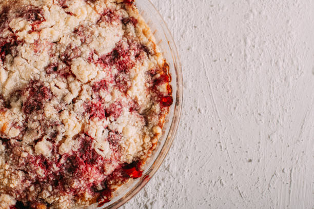 flat lay świeżo upieczony cherry crumble - cobbler zdjęcia i obrazy z banku zdjęć