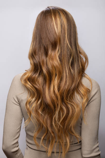 młoda kobieta pokazująca swoje piękne włosy po farbowaniu i stylizacji - hair care human hair women blond hair zdjęcia i obrazy z banku zdjęć