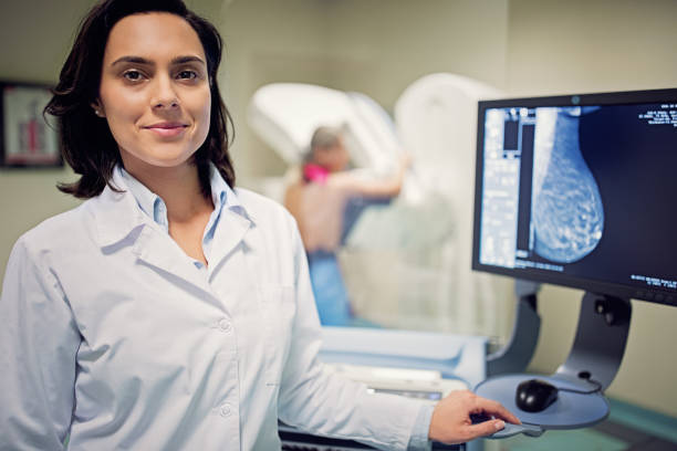 arzt arbeitet mit mammographie-röntgenscanner im krankenhaus - mammogram mri scan breast breast examination stock-fotos und bilder