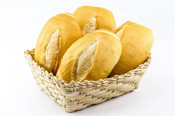 una cesta llena de pan tradicional brasileño, llamado "french bread cacetinho", concepto tradicional de comida brasileña, fondo blanco aislado - pan fotografías e imágenes de stock