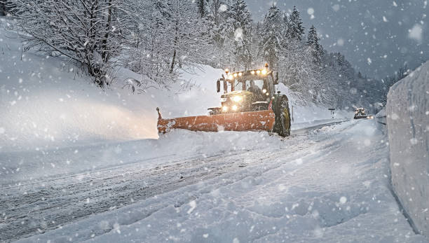 schneepflug auf der straße voller schnee - plow stock-fotos und bilder