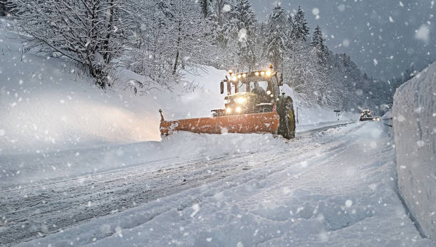 arado de neve na rua cheia de neve - snowplow snow blizzard truck - fotografias e filmes do acervo