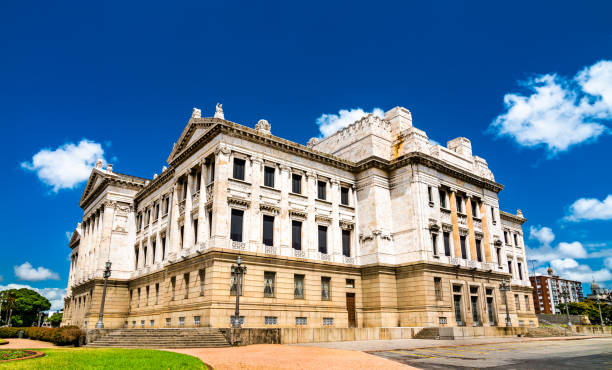 palácio legislativo do uruguai em montevidéu - uruguay montevideo facade built structure - fotografias e filmes do acervo