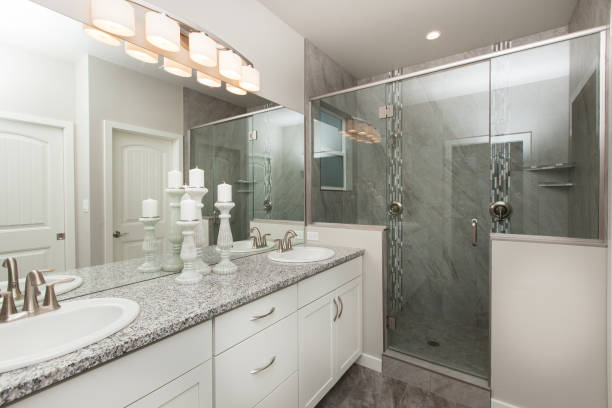 nowoczesna łazienka master z białymi szafkami z szarym granitowym blatem z walką w prysznicu home interior real estate listing - vanity zdjęcia i obrazy z banku zdjęć