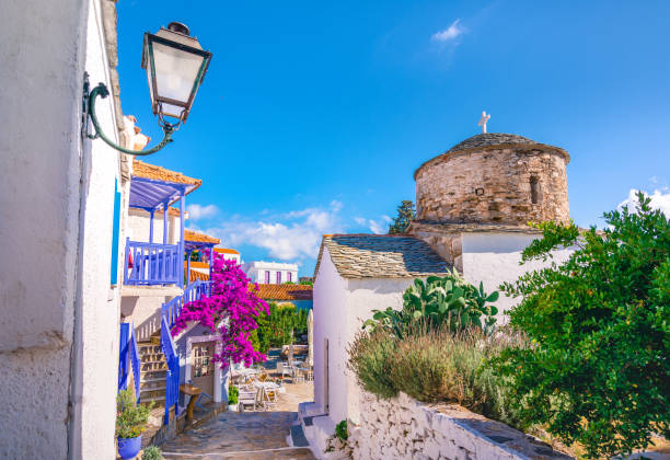 ギリシャのアロニソス島のチョラの古い村。 - samothraki ストックフォトと画像