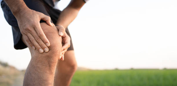 膝の痛みを持つスポーツマン - men anatomy the human body body ストックフォトと画像