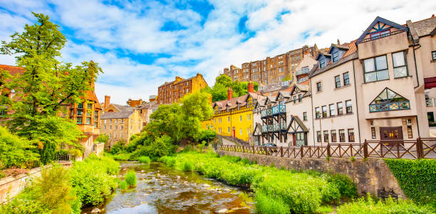 panorama scénique de dean village, edimbourg, ecosse - edinburgh scotland castle skyline photos et images de collection