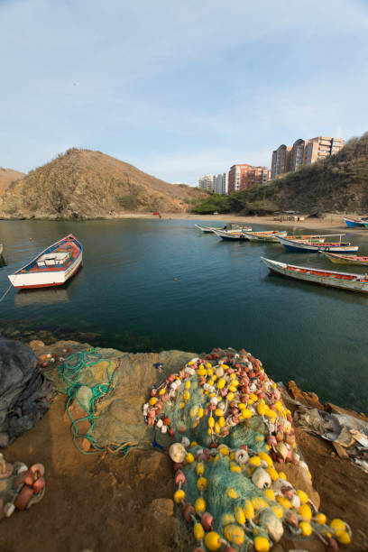 낚시를위한 나무 보트 - pier rowboat fishing wood 뉴스 사진 이미지