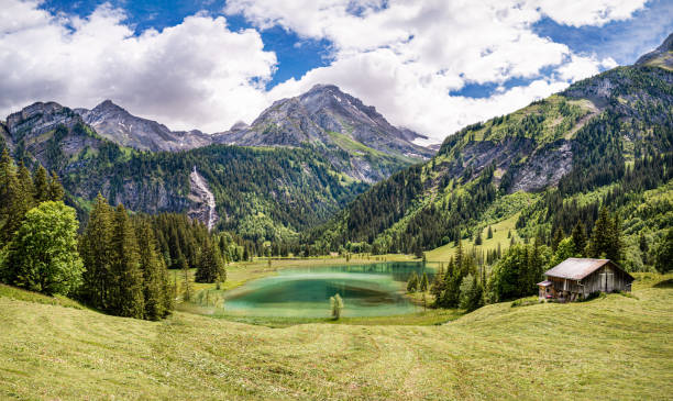 панорамный вид на горный пейзаж на озере лаунен - berne canton фотографии стоковые фото и изображения