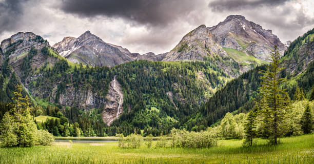 górski krajobraz wokół jeziora lauenen - berne canton zdjęcia i obrazy z banku zdjęć