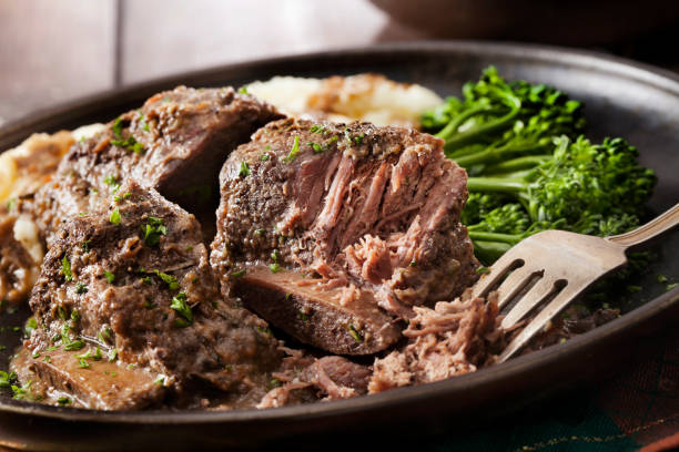 duszone wołowiny krótkie żeberka w bogatym sosie z czerwonego wina - carrot vegetable portion cross section zdjęcia i obrazy z banku zdjęć