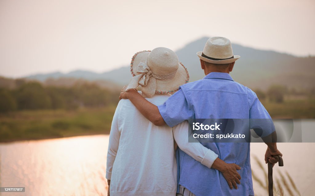 Concepto De Amor Y Día De San Valentín Una Feliz Pareja De Ancianos De Pie Cerca De La Montaña Y El Lago Durante La Puesta Del Sol La Atención Médica Y La Concepto De Amor Y Día De San Valentín Una Feliz Pareja De Ancianos De Pie Cerca De La Montaña Y El Lago Durante La Puesta Del Sol La Atención Médica Y La