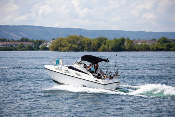 mała łódź rybacka wraca do collingwood harbor - blue mountain ontario zdjęcia i obrazy z banku zdjęć