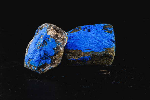 cobalto é um elemento químico presente no mineral esmaltado, pigmento azul para uso industrial - minério metálico - fotografias e filmes do acervo