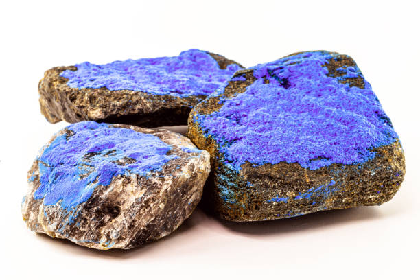 le cobalt est un élément chimique présent dans le minéral émaillé (coas2), qui est utilisé comme pigment pour la teinte bleue dans l’ensemble de l’industrie dans le monde entier - azurite photos et images de collection