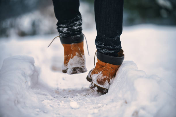 rutschen auf schnee und eis - snow track human foot steps stock-fotos und bilder