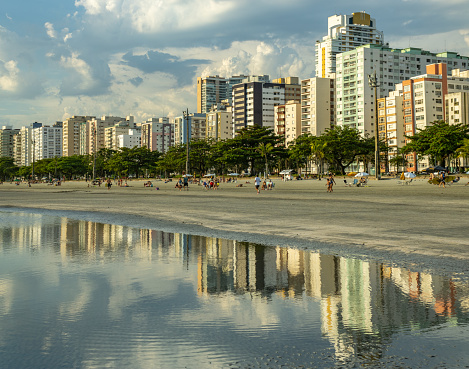 view of the beach and buildings of Embare, in the city of Santos