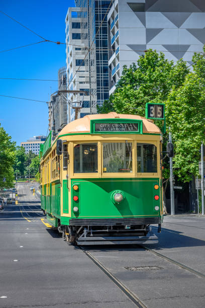vintage melbourne w-class tram images de melbourne, victoria, australie - cable car photos et images de collection