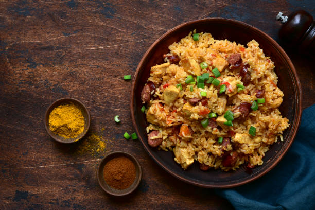 jambalaya - riso piccante con pomodori, carne e salsiccia affumicata in una ciotola - jambalaya foto e immagini stock