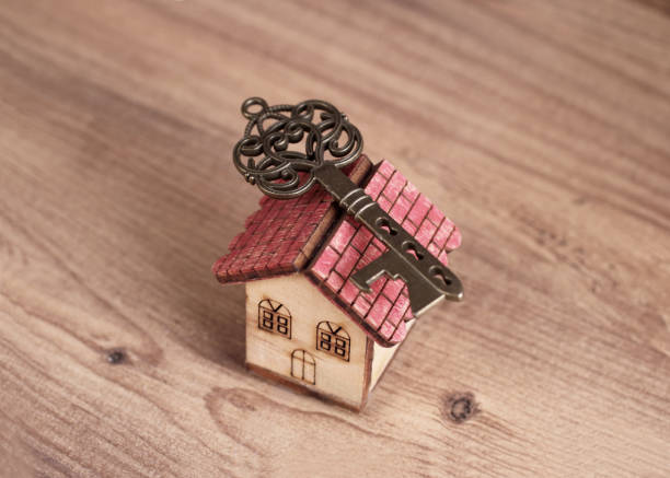 나무 테이블에 집 모델과 소박한 키의 클로즈업 - new home construction 뉴스 사진 이미지