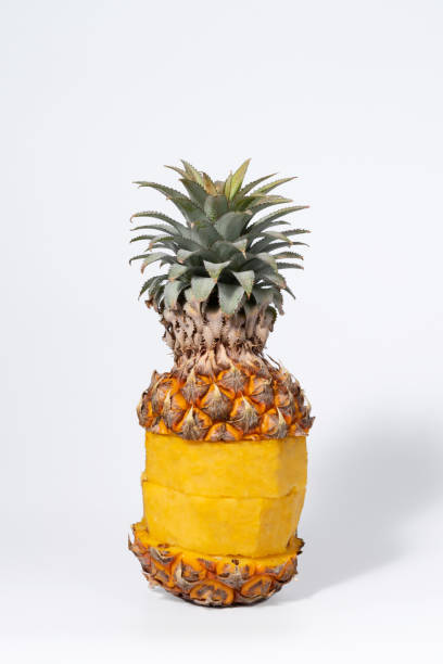 fruta de piña fresca entera sobre fondo blanco, máscara de recorte - pineapple sour taste full tropical climate fotografías e imágenes de stock