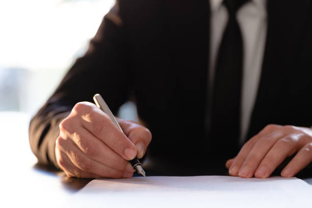 biznesmen podpisanie papieru prawnego w biurze - condition text magnifying glass contract zdjęcia i obrazy z banku zdjęć