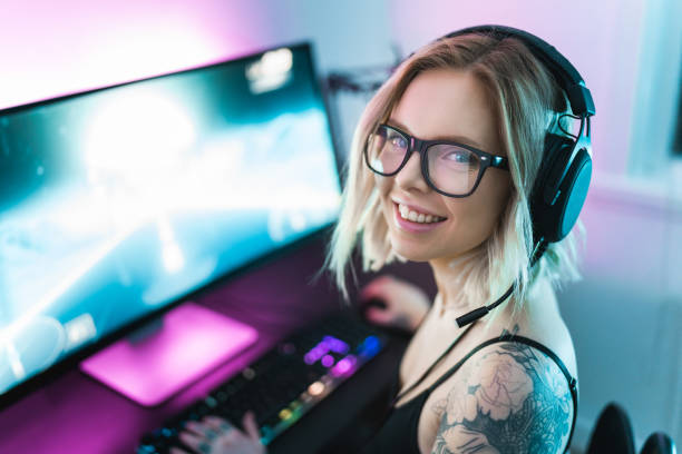 verticale d’un joueur féminin devant son ordinateur - gamer photos et images de collection