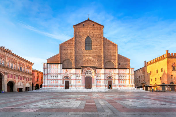 bologna, italien. blick auf die basilika san petronio - basilika stock-fotos und bilder