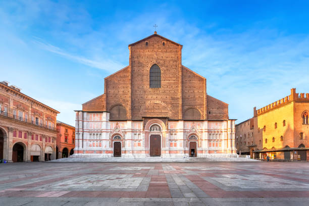 bologna, italy. view of basilica di san petronio - basilica imagens e fotografias de stock