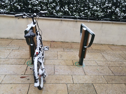 Use of alternative means of transport even when it is snowing; a bike in the snow